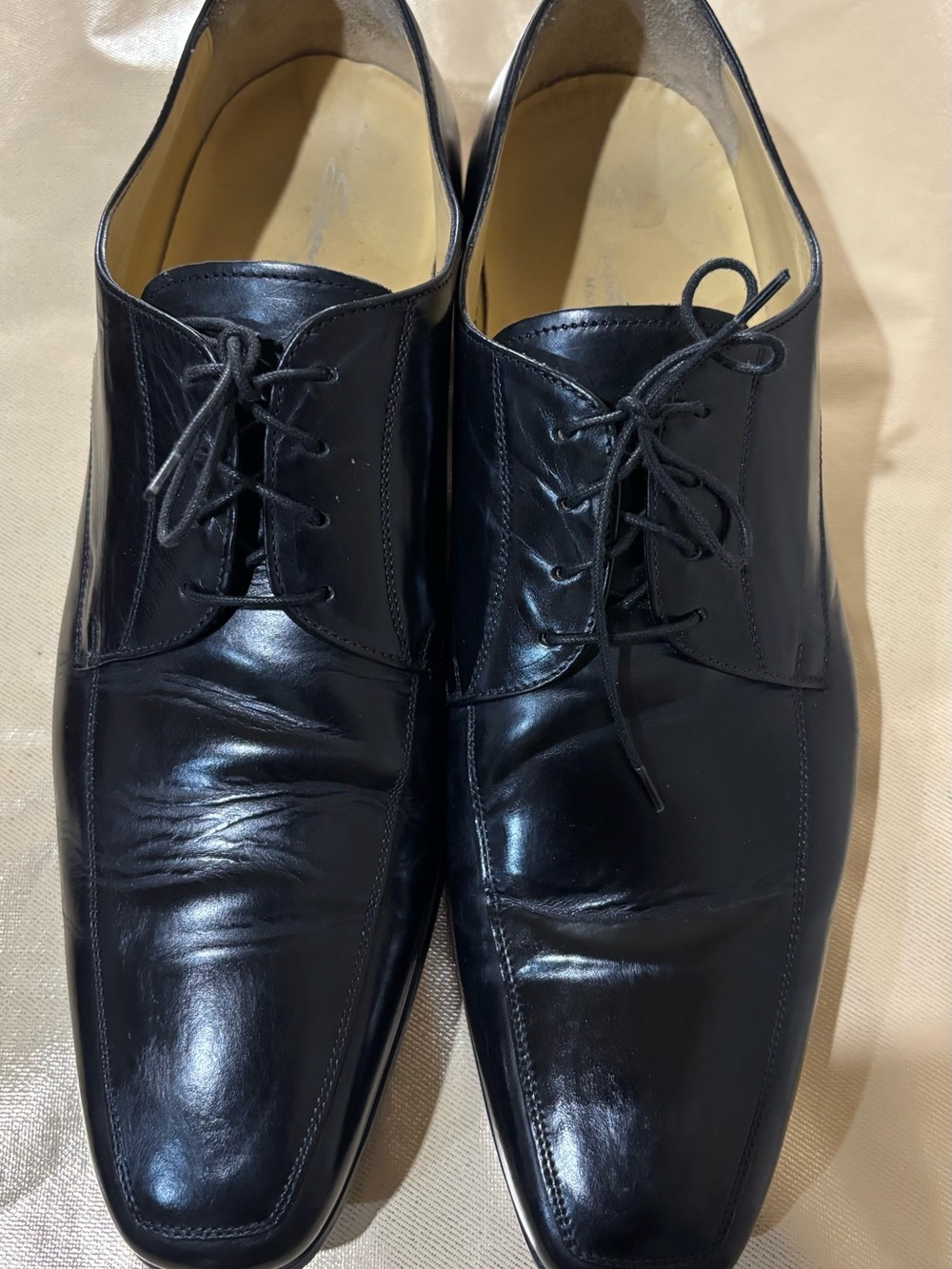 Santoni Black Leather Lace-Up Derby Shoes. Made in Italy